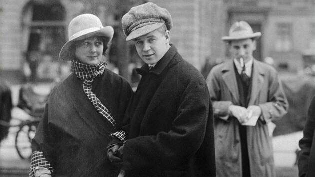 Isadora Duncanová a Sergej Jesenin. Kvůli jeho výbuchům a alkoholismu si jí všímal bulvár.