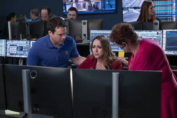 Bryan Safi, Jennifer Love Hewitt - Záchranáři L. A. - Disconnected - Z filmu