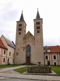 Chrám Navštívení Panny Marie, Milevský klášter