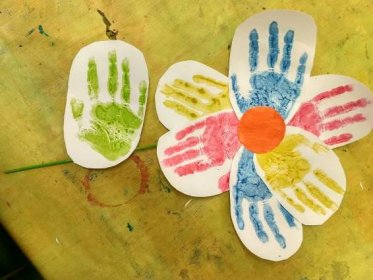 Barevná květinka z rukou | Zabav děti - Inspirace pro rodiče a vedoucí