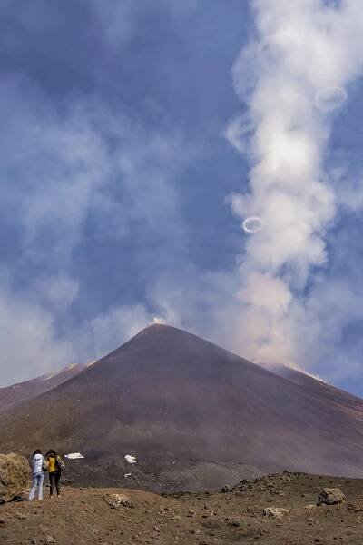Sicilská sopka Etna vypouštěla vzácné kouřové prstence.