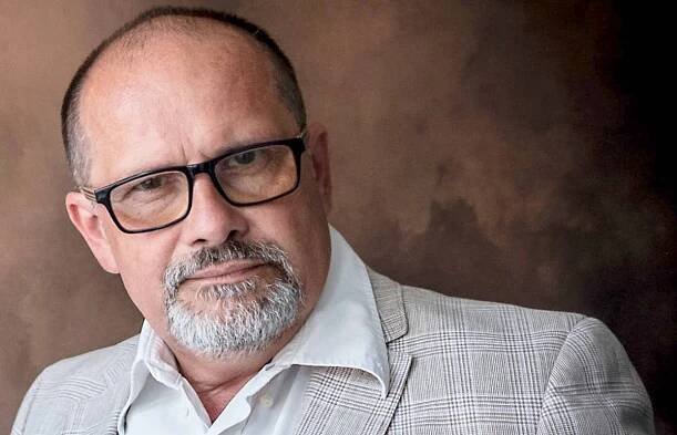 Michal Gulyáš (* 19.3.1966, Jičín) je herec, dabér a spisovatel. Manželka je ekonomka, bydlí spolu v domku na okraji Prahy. Je autorem knih: „My psi ze vsi“, „Malý stín velkého trpaslíka“, „Zimní pohádky“, „Země Sněhuláků“, „Pan Pohádka“ a „Svátky ošklivých lidí“.