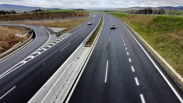 Parkoviště, hřiště, toalety. ŘSD má nabídky na dálniční odpočívku na Lounsku