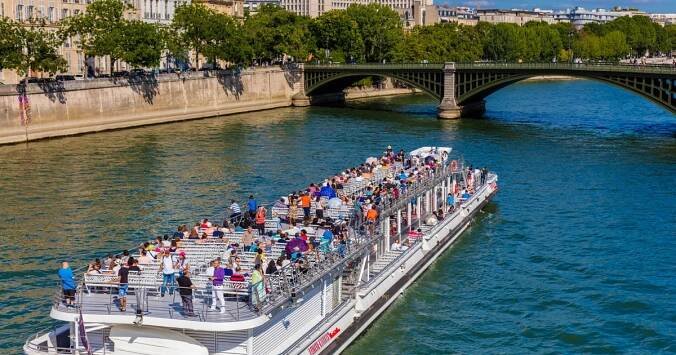 Paříž: Vyhlídková plavba lodí Bateaux Mouches po řece Seině.