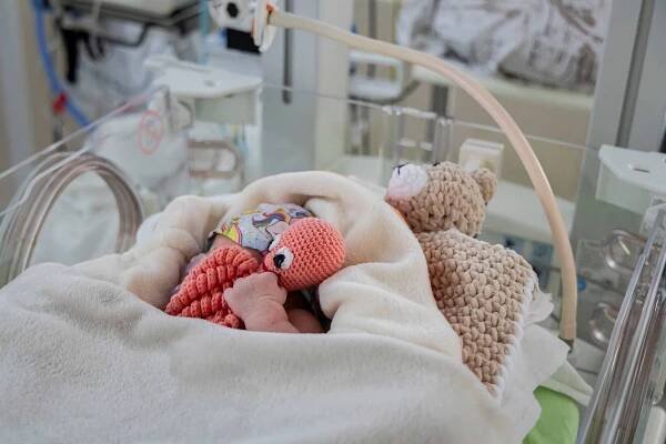 Po 11 letech zazvonil zlínský babybox. Holčičce dali příjmení podle měsíce
