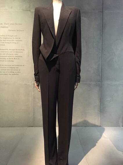 Súbor:Black suit by Alexander McQueen, Savage Beauty exhibition.jpg