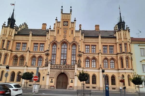 Na náměstí v Novém Bydžově upoutá pozornost místní radnice - Mediashow.cz