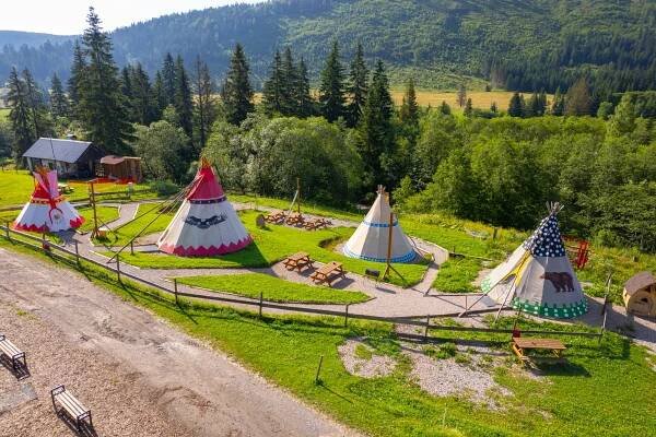 Zážitkový pobyt ve Slovenském ráji s polopenzí: nocování v teepee, dostavníku i chaloupce, jízda na koni