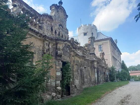 Vdova po známém malíři chce zpět zámek Líčkov. Soud řeší i lichvu
