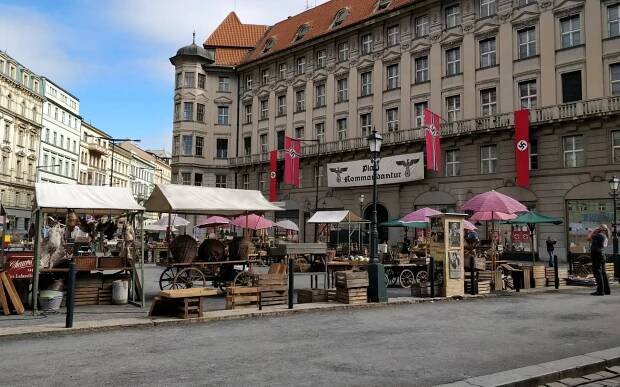 Galerie: Hákové kříže v centru Prahy. Proměnila se v okupovanou Francii - Fotka 13 - Echo24.cz