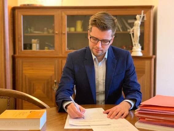 Poslanec Michálek demonstruje svou nenávist k ČAK, zlobí se advokáti