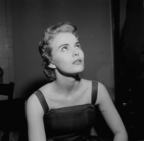 Jean Seberg looking up.