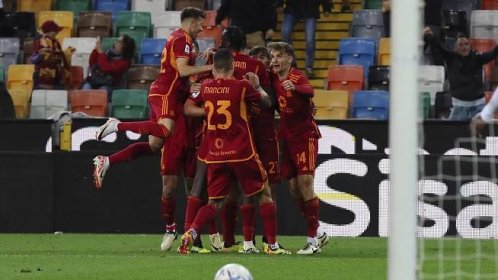 Fotbalisté AS Řím díky gólu v nastavení zvítězili v dohrávce v Udine