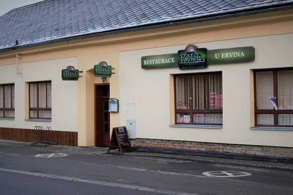 VIDEO: Otevřenou restauraci o víkendu několikrát navštívila policie. Provozovatel přesto zavřít nehodlá