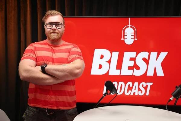 U masových hrobů na Ukrajině se dojímali vůní jehličí. Režisér Kvapil vzal „dezoláty“ na Velký vlastenecký...