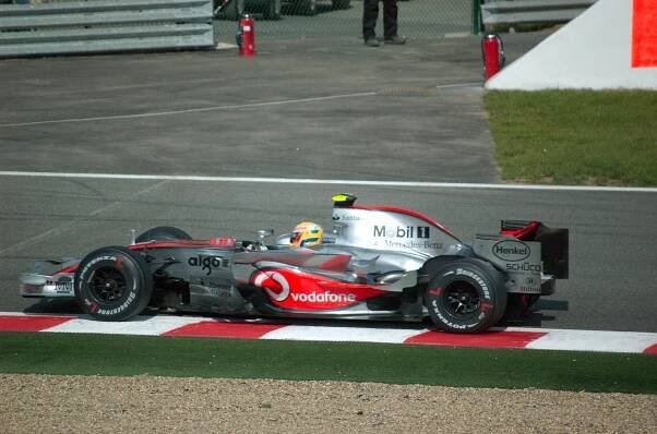 Soubor:Lewis Hamilton 2007 Belgium.jpg – Wikipedie