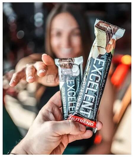  NUTREND Excelent Protein Bar Černý rybíz s brusinkami v jogurtové polevě 