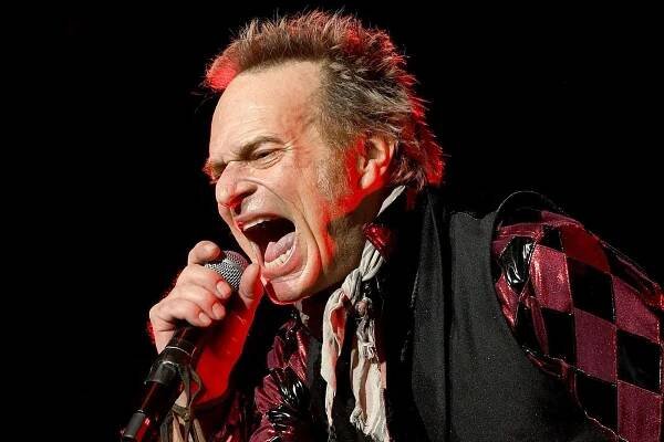 David Lee Roth znovu nahrává "Panamu" ve 14 písních, dvouhodinová session