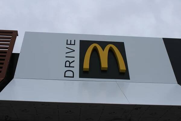 Stavba kolínského McDonalds finišuje. Otevře se 30. listopadu
