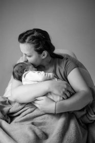 Je čas mluvit o porodnickém násilí. Nic neomlouvá, jak se v tom systému chovám, říká porodní bába