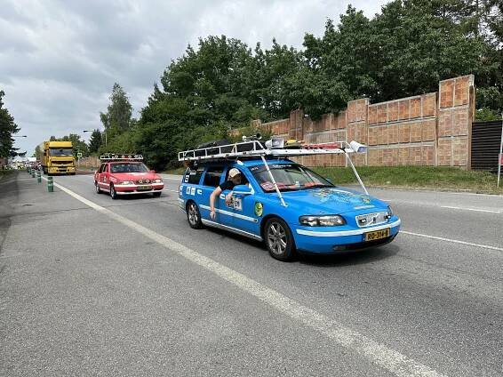 Rohatá i chlupatá auta. Třeboní projel nejbláznivější závod světa Carbage run