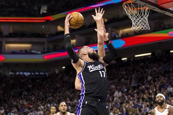 Sacramento Kings player Jonas Valanciunas shooting a basketball.