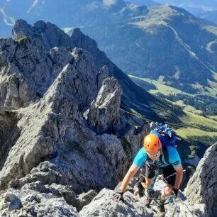 Fascinující výstup ferratou Königsjodler vede přes skalní věže a rozeklaný hřeben v jižní stěně masivu Hochkönig (2941 m), nejvyšší hory Berchtesgadenských Alp.