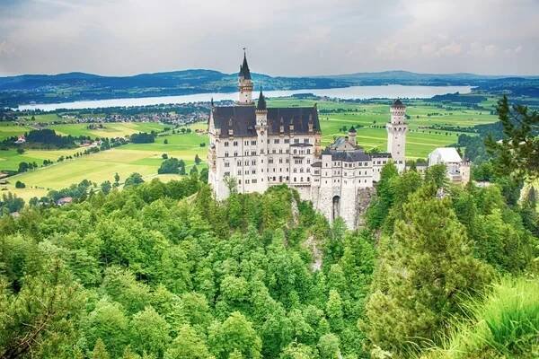 Královský hrad Neuschwanstein a okolí v Bavorsku, Německo. — Stock obrázek