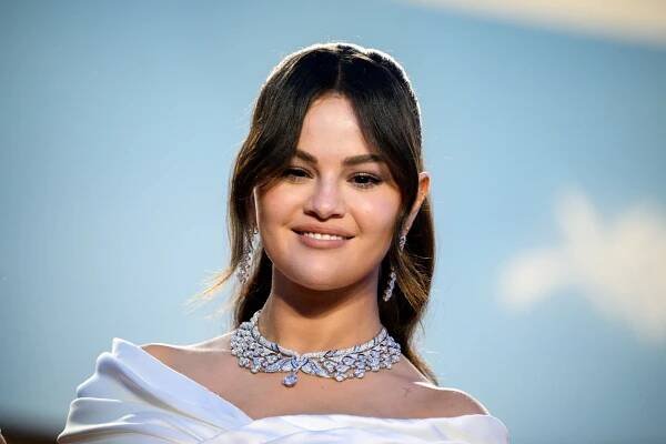Selena Gomez Is a Billionaire After Rare Beauty Success: Exclusive