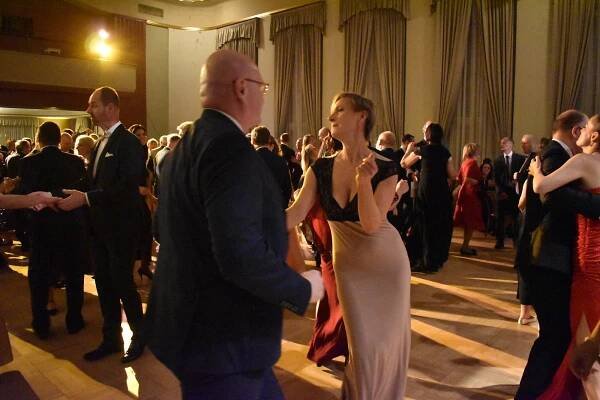 OBRAZEM: Šporcl, Vojtek, Hron a další bavili lidi na Lázeňském plese v Teplicích