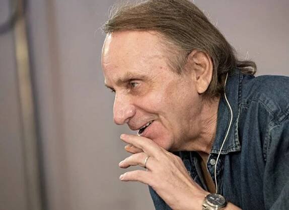 V českých knihkupectvích se objevil v českém překladu zatím poslední román Michela Houellebecqa Zničit.  Ocitáme se v roce 2027, kdy francouzskou společnost, zahlcenou prezidentskou kampaní, ochromí kybernetické a teroristické útoky. To je ale jen rám bohaté a výborně napsané knihy. Autor je opět současný, opět po svém vtipný a svým způsobem v dnešní hyperkorektní globalizované Euro-Americe odvážný. Víc v pořadu ČRo Vltava Akcent. Tereza Matějčková, Jan Bělíček a Saša Michailidis.