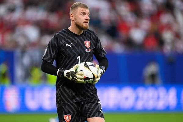 Konkurence se nebojím, říká brankář Staněk před návratem do tréninku Slavie. Stále sní o zahraničí