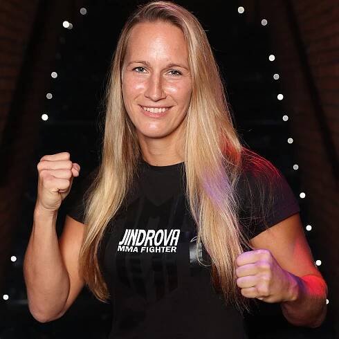 MMA zápasnice Jindrová před bitvou v Londýně: Miliony neřeší, co jí slíbil Limberský?