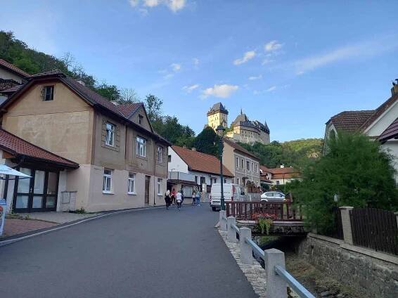 Karlštejn se tyčí nad obcí.