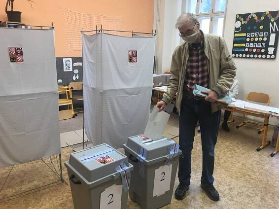 Volby v rouškách: žádný propadák, v Olomouci první den účast i 40%