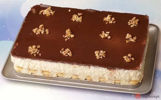 Nepečený kinder bueno dort na plechu, který chutná jako tyčinka z obchodu.