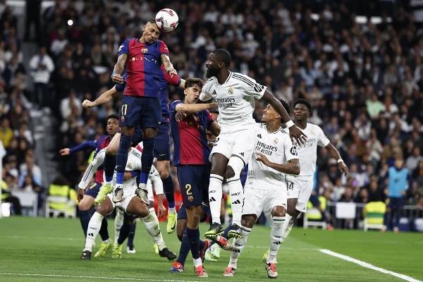 Real Madrid y Barcelona, durante de uno de los Clásicos del pasado curso.