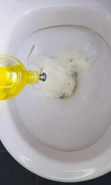Déboucher les toilets avec du liquide vaisselle