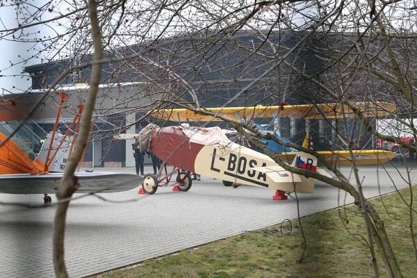 Obří požár na letišti Točná: Hořel hangár s historickými letadly! Baťovu Electru zachránili
