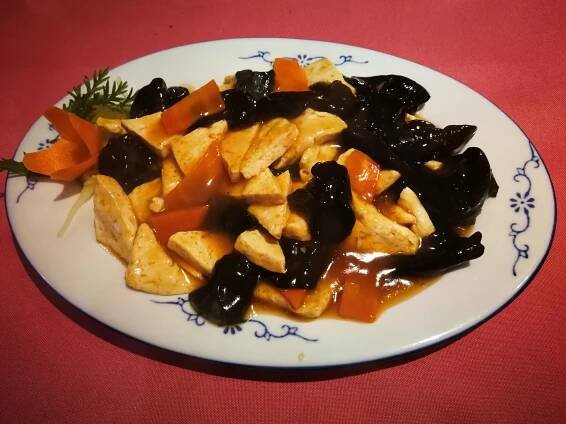 108. 220g Sójové maso tou-fu s černými houbami – Čínská restaurace
