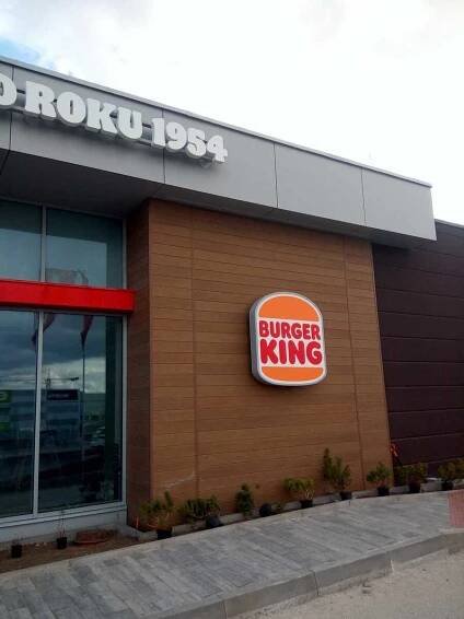 Retail Park Praha Štěrboholy - reklamní zařízení Burger King - PROST - orientační systémy 