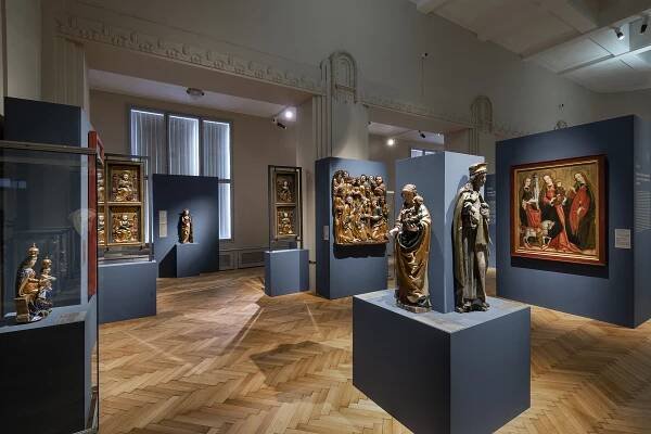 UPROSTŘED KORUNY ČESKÉ - Gotické a raně renesanční umění východních Čech 1250-1550 - Muzeum východních Čech v Hradci Králové