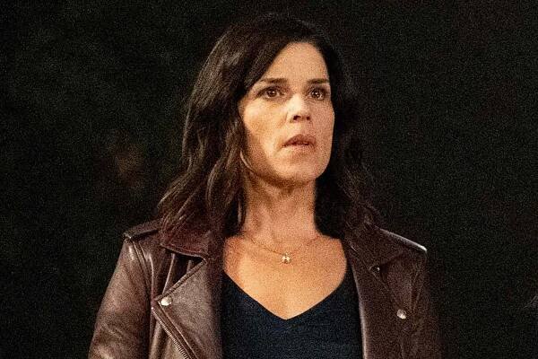 Neve Campbell (âSidney Prescottâ), left, and Courteney Cox (âGale Weathersâ) star in Paramount Pictures and Spyglass Media Group's 
