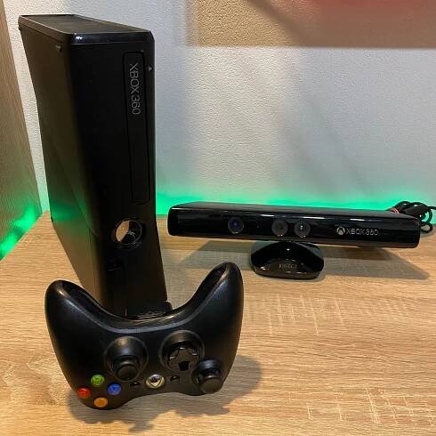 Xbox 360 S + Kinect  - Počítače a hry