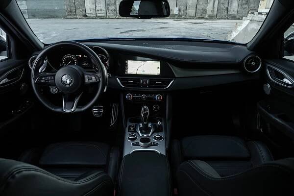 Test Alfa Romeo Giulia Q4: pýta si benzín, ale nestratí sa ani s dízlom - AutoGrip