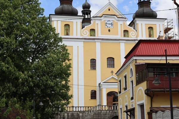 Obnova fasády farního kostela Nanebevzetí Panny Marie ve Zlatých Horách - ÚOP Olomouc