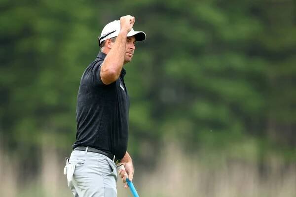 Ryan Fox fist pumps the air