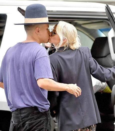 EXCLUSIVE: Ashlee Simpson and Evan Ross kiss in New York City