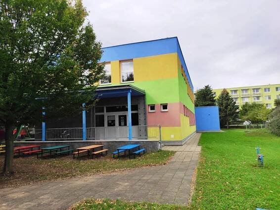 MŠ Sídliště - pohled na budovu se vstupem