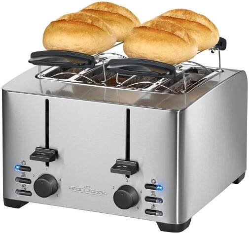 Chromový toustovač ProfiCook se čtyřmi štěrbinami, ve kterém se peče chléb.